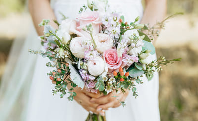 Особенности букета невесты из кустовых роз