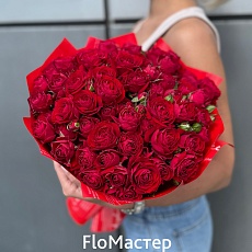 Букет 33 красные кустовые розы