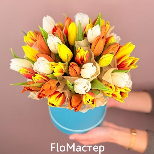 Композиция в шляпной коробке 51 тюльпан микс