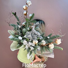 Новогодняя композиция в шляпной коробке