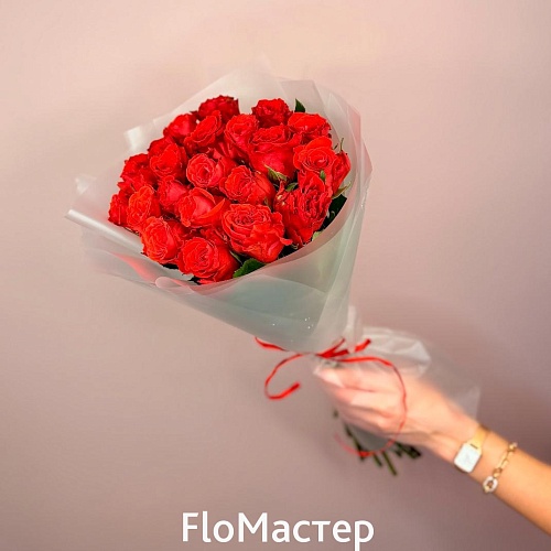 Букет 21 красная роза в упаковке