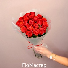Букет 21 красная роза в упаковке