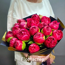 букет 19 малиновых пионов