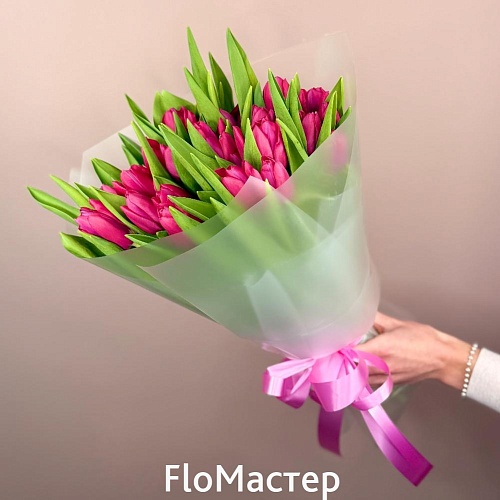 Букет 25 малиновых тюльпанов
