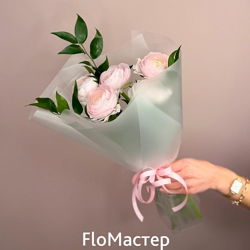 Букет из 5 ранункулюсов