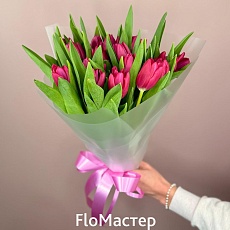 Букет 21 малиновый тюльпан