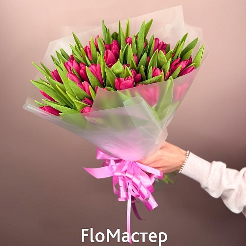 Букет 51 малиновый тюльпан