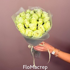 Букет 21 белая роза в упаковке