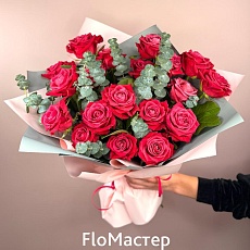 Букет 19 малиновых розовых роз с эвкалиптом