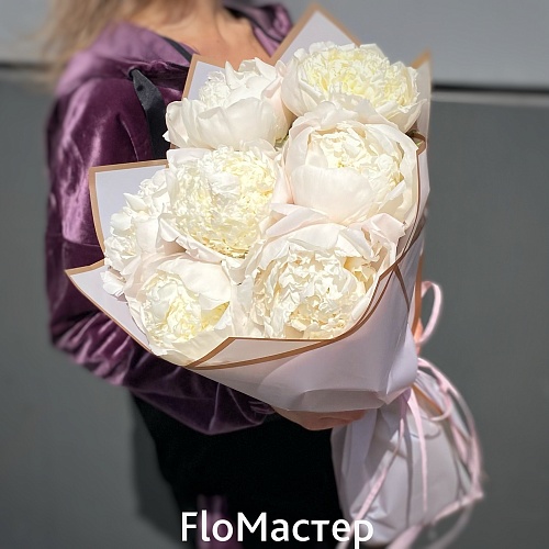 Букет 7 белых пионов Caramella Букет 7 белых пионов Caramella