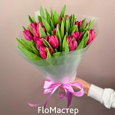 Букет 33 малиновых тюльпана