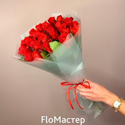 Букет 25 красных роз в упаковке