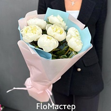 Букет 7 белых пионов Duchesse