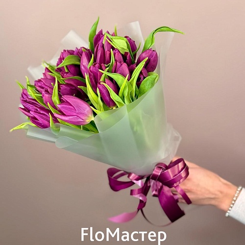 Букет 25 фиолетовых тюльпанов