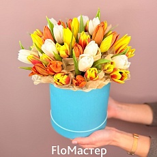 Композиция в шляпной коробке 33 тюльпана микс