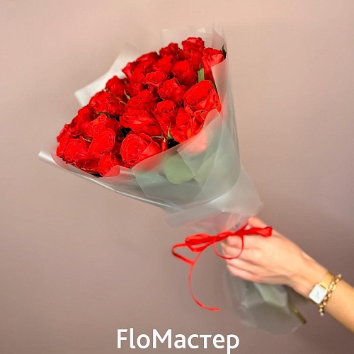 Букет 33 красные розы в упаковке