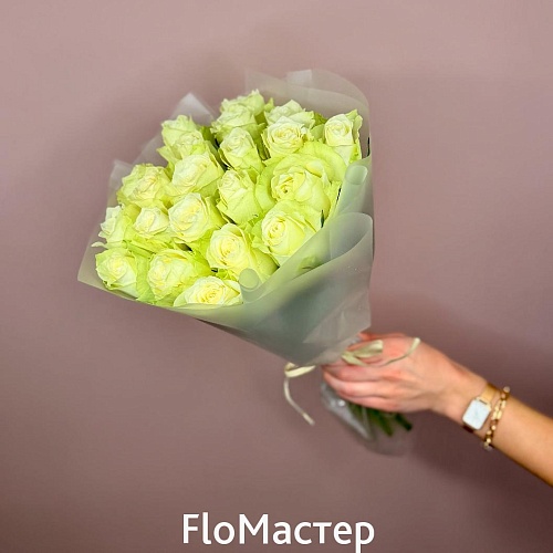 Букет 25 белых роз в упаковке