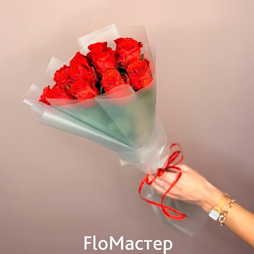 Букет 15 красных роз в упаковке