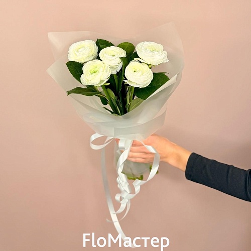 Букет из 5 белых ранункулюсов