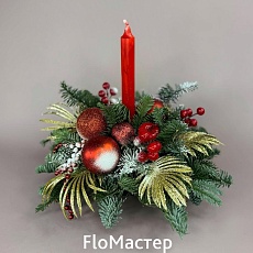 Композиция с еловыми ветками красная