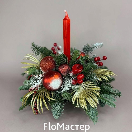 Композиция с еловыми ветками красная