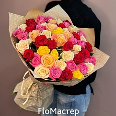Букет 51 роза миксв крафте под рафию