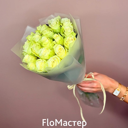 Букет 21 белая роза в упаковке