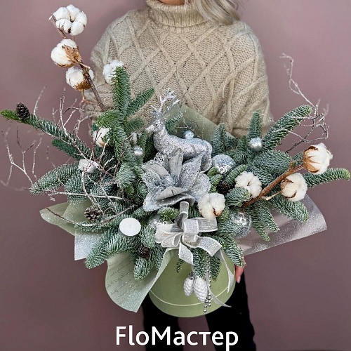Новогодняя композиция в шляпной коробке Новогодняя композиция в шляпной коробке
