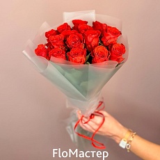 Букет 15 красных роз в упаковке
