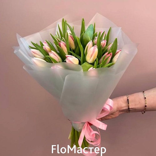 Букет 25 нежно-розовых тюльпанов 