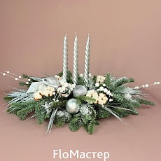 Композиция серебро с еловыми ветками