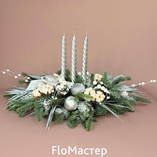 Композиция серебро с еловыми ветками