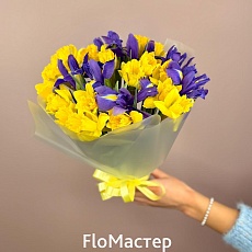 Букет из нарциссов и ирисов